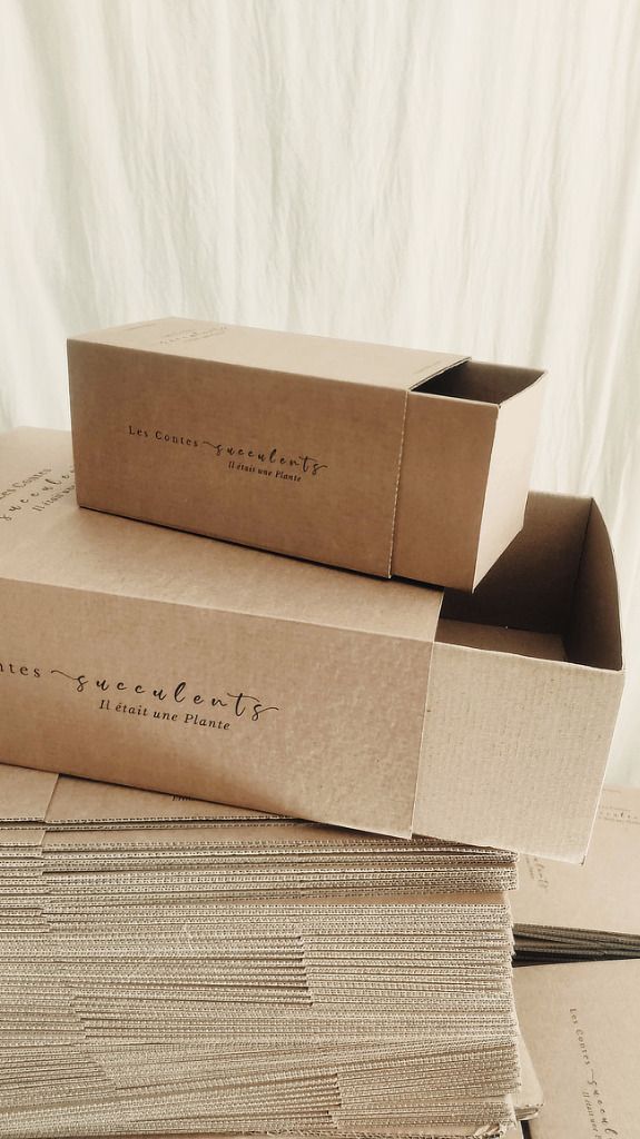 Collab Les Contes Succulents x Beau Carton
- Boîtes à ouverture tiroir, fabriquées et imprimées en Isère avec du carton ondulé fin certifié FSC (carton fabriqué à St Étienne), recyclables à 100 %.
