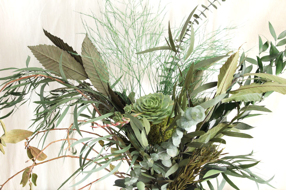 Bouquet de succulentes et végétaux stabilisés ou séchés.